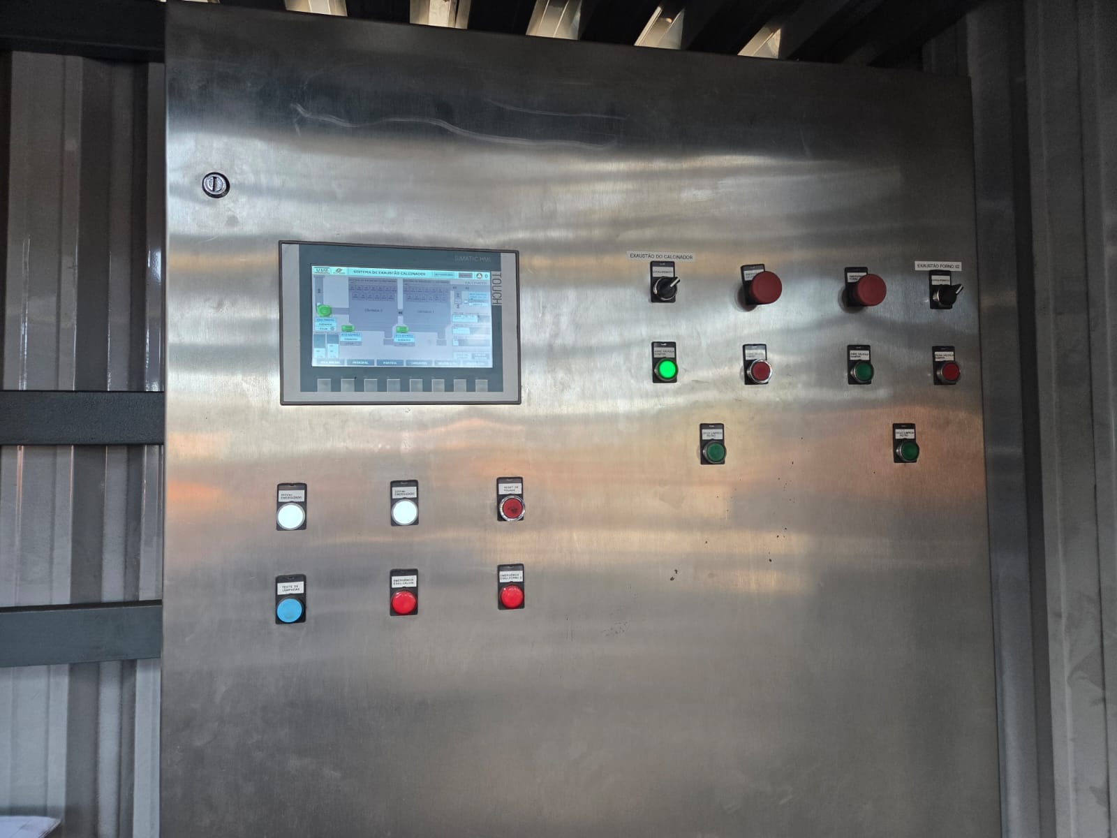 Painel de comando em aço inox com IHM Siemens exibindo a tela do sistema de exaustão