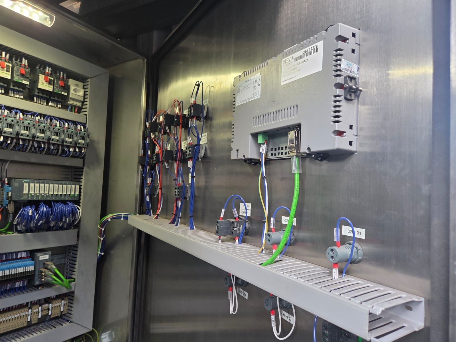 IHM Siemens instalada na porta de painel de comando
